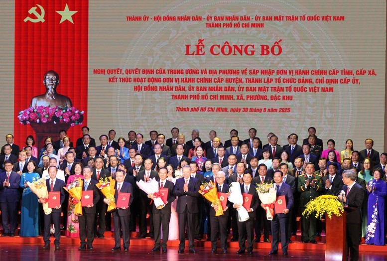 Tổng Bí thư Tô Lâm tặng hoa chúc mừng các đồng chí lãnh đạo TP.HCM. Ảnh: VGP. Anh 1.jpg