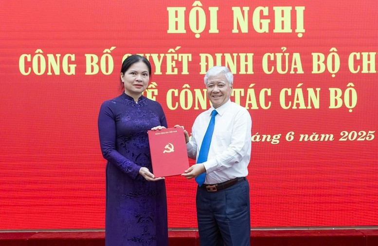 Ông Đỗ Văn Chiến trao Quyết định cho bà Hà Thị Nga. Ảnh:VGP. Anh 1.jpg
