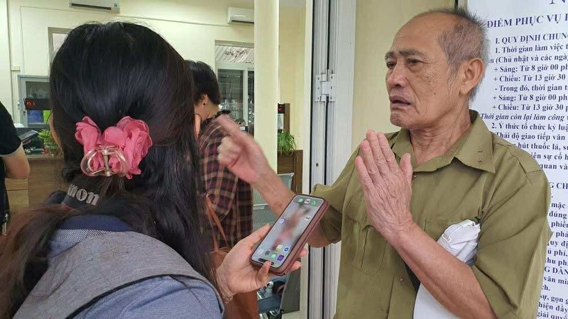 Ông Vũ Văn Thành chia sẻ sau khi hoàn tất thủ tục tại bộ phận một cửa ở phường Nghĩa Đô. Anh 1.jpg