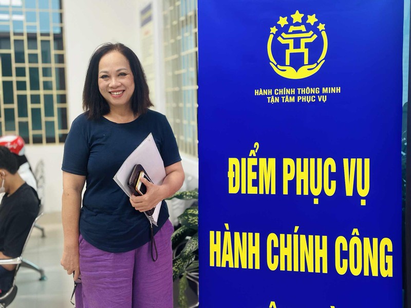 Chị Lê Thanh Huyền, bày tỏ sự hài lòng với trải nghiệm ngày đầu tiên thực hiện thủ tục hành chính khi vận hành chính quyền 2 cấp. Anh 1.jpeg