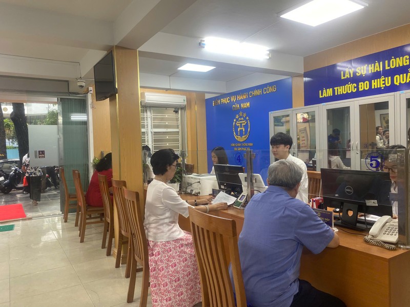 Khu vực phục vụ hành chính công tại phường Cửa Nam sáng 1/7. Anh 1.jpeg