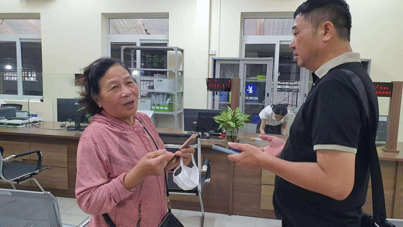 Bà Nguyễn Thị Dung là công dân đầu tiên đến liên hệ công việc tại phường Nghĩa Đô sáng nay. Anh 1.jpg