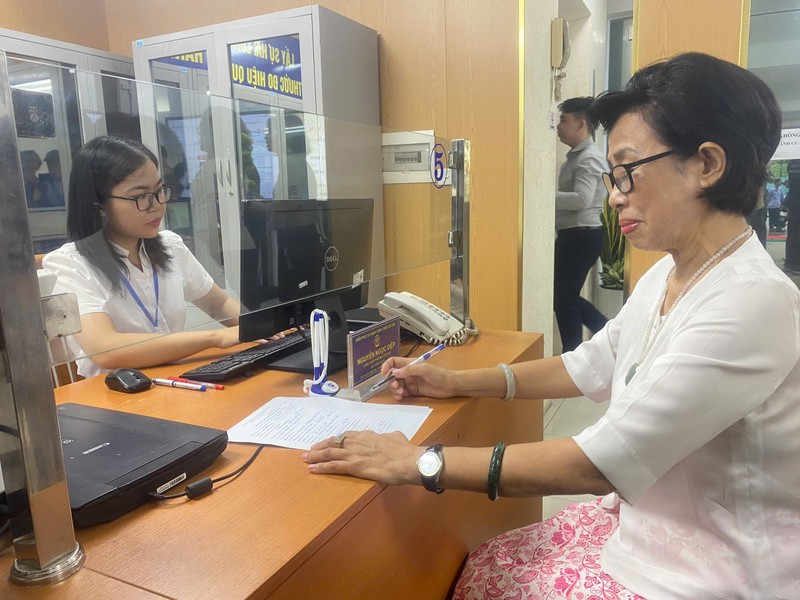 Bà Vũ Thị Hà Kim bày tỏ sự hài lòng khi làm việc tại bộ phận một cửa phường Cửa Nam. Anh 1.jpeg