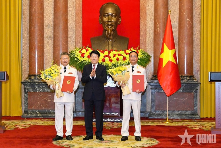 Chủ tịch nước trao quyết định thăng cấp bậc hàm thượng tướng đối với các lãnh đạo Thứ trưởng Công an. Ảnh: QĐND. Anh 1.jpg