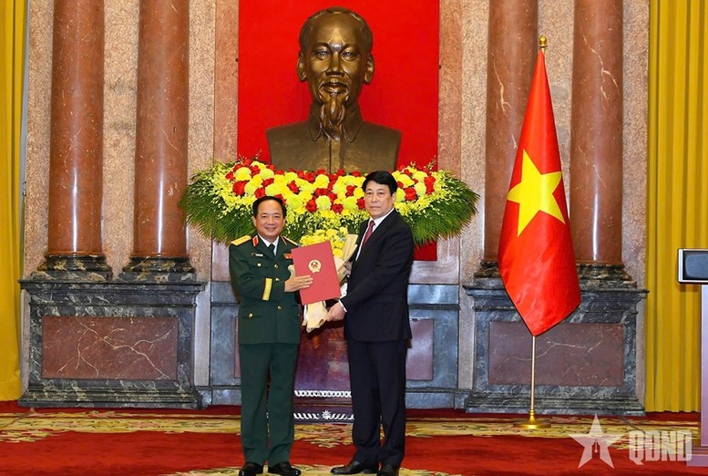 Chủ tịch nước trao quyết định thăng quân hàm Đại tướng đối với ông Trịnh Văn Quyết, Bí thư Trung ương Đảng, Ủy viên Thường vụ Quân ủy Trung ương, Chủ nhiệm Tổng cục Chính trị QĐND Việt Nam. Ảnh: QĐND. Anh 1.jpg