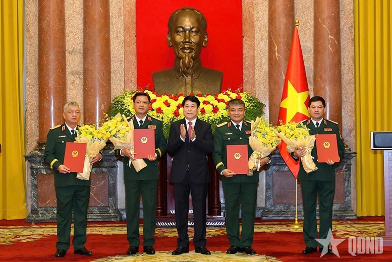 Chủ tịch nước trao quyết định thăng quân hàm thượng tướng đối với ông Nguyễn Hồng Thái; Nguyễn Văn Hiền; Nguyễn Trường Thắng; Nguyễn Quang Ngọc. Ảnh: QĐND. Anh 2.jpg