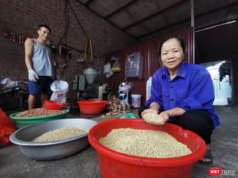Bà Đoàn Thị Nhì (66 tuổi, ở Hà Nội) cho biết đã sử dụng dầu ép thủ công trong suốt 5 năm qua. “Tôi trồng được bao nhiêu hạt thì đem đi ép hết, không dùng dầu ăn mua ngoài. Khi hết nguyên liệu, tôi mua thêm hạt ở cửa hàng để làm". Bà Nhì cho hay dầu thành phẩm thường ép là loại đậu nành. Trung bình để ép được 1 lít dầu cần 8 kg hạt, với chi phí 260.000 đồng/lít. Dù giá thành cao hơn nhiều so với dầu ăn sản xuất công nghiệp, nhưng bà Nhì vẫn lựa chọn vì giúp bà an toàn cho sức khỏe gia đình. VT - 1.jpeg