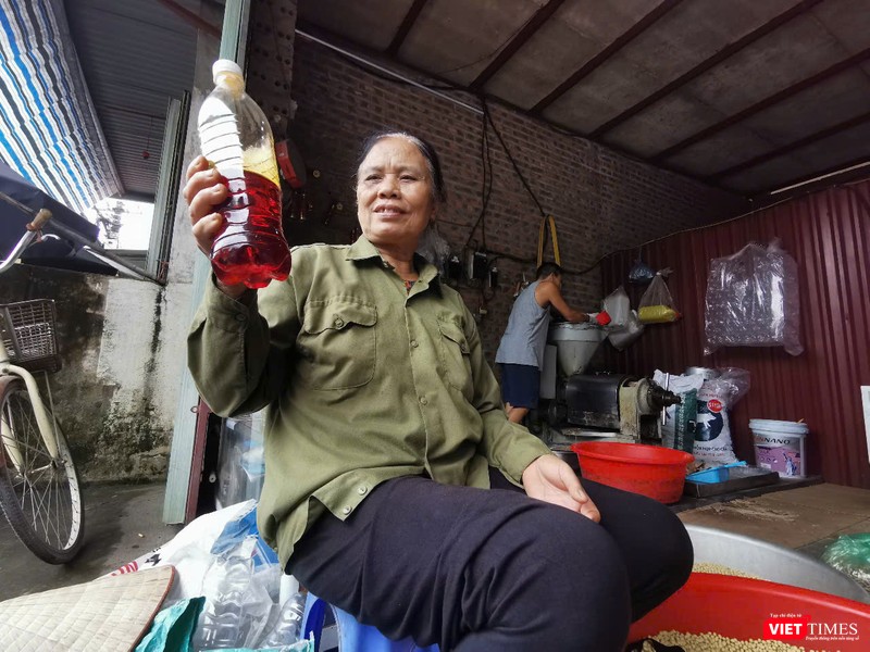 Ngoài ép dầu ăn, cơ sở sản xuất của anh Hòa còn ép dầu gấc. Theo ghi nhận từ cơ sở sản xuất, giá dầu gấc nguyên chất hiện dao động khoảng 1,7 triệu đồng/lít, trong khi dầu gấc phối trộn với đậu nành có giá 600.000 đồng/lít; dầu gấc kết hợp với lạc được bán ở mức 200.000 đồng/lít. VT - 10.jpeg