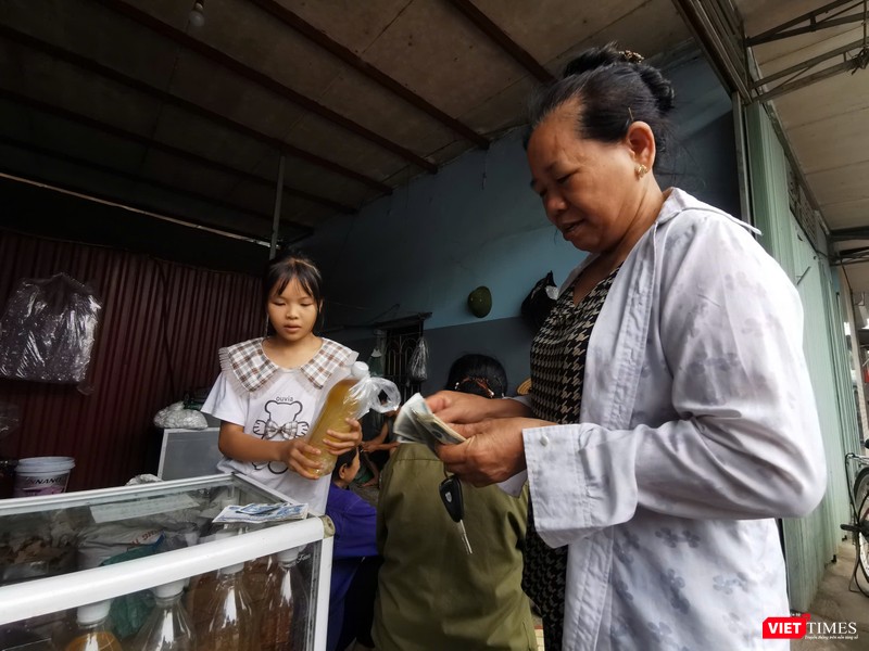 Nhiều người dân kiên nhẫn chờ đợi hàng giờ tại cơ sở của anh Hoà để sở hữu những chai dầu tinh khiết. Họ nói đây là lựa chọn an toàn giữa nỗi lo dầu ăn không đảm bảo chất lượng, trôi nổi ngoài thị trường. VT - 12.jpeg
