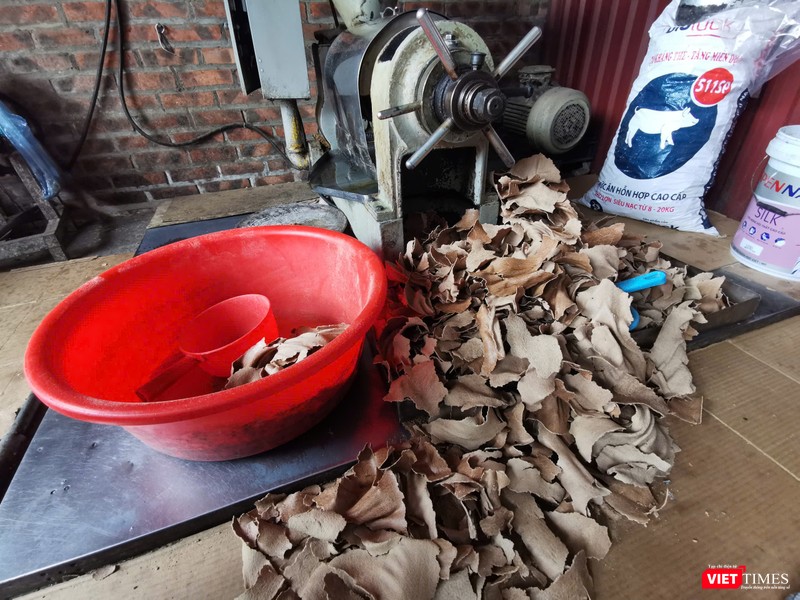 Bã ép được tận dụng làm thức ăn cho gà, lợn. Nếu khách không lấy, anh Hòa miễn phí công ép; bã anh bán lại cho cơ sở chăn nuôi với giá 6.000 đồng/kg. VT - 13.jpeg
