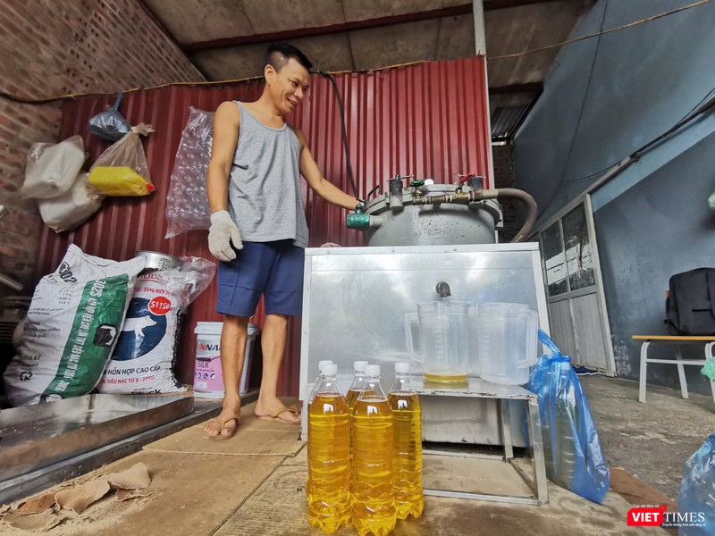 Những ngày trung tuần tháng 7, cơ sở ép dầu ăn của anh Hòa luôn hoạt động hết công suất. Mỗi ngày, chủ cơ sở làm việc từ sáng sớm đến đêm khuya mới nghỉ, để phục vụ nhu cầu ép dầu ăn của người dân gần xa tìm tới. VT - 3.jpeg