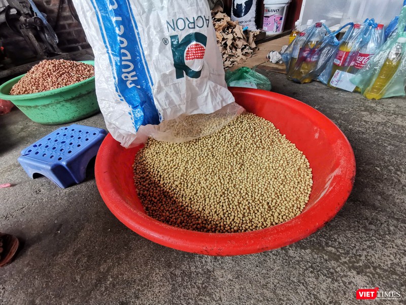 Để ép được 1 lít dầu lạc nguyên chất cần khoảng 2 kg lạc nhân, trong khi 8 kg đậu tương mới cho ra được 1 lít dầu. Hiện tại, dầu lạc có giá 150.000 đồng/lít, còn dầu đậu nành được bán với giá 260.000 đồng/lít, cao gần gấp 3 lần so với dầu ăn sản xuất công nghiệp, nhưng vẫn được nhiều người tin dùng, ưa chuộng, làm quà biếu hoặc gửi cho người thân ở xa. VT - 4.jpeg