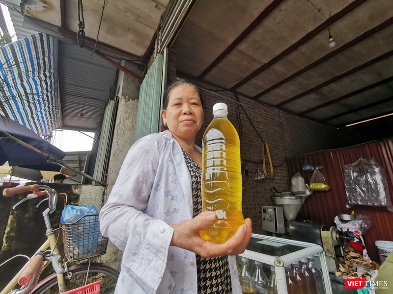 Bà Nguyễn Thị Hoa (ở Hà Nội) chia sẻ việc sợ sử dụng phải dầu ăn giả, không đảm bảo chất lượng nên bà quyết định chi hàng triệu đồng mua lạc, vừng mang đến cơ sở ép dầu để dùng. Theo bà, dù giá dầu ép thủ công giá thành cao, nhưng đổi lại bà an tâm. “Tôi tận mắt thấy từng mẻ dầu được ép ra từ nguyên liệu sạch, không hóa chất, không pha tạp. Dầu thơm, trong, ăn vào khác hẳn”, bà Hoa chia sẻ thêm. VT - 8.jpeg