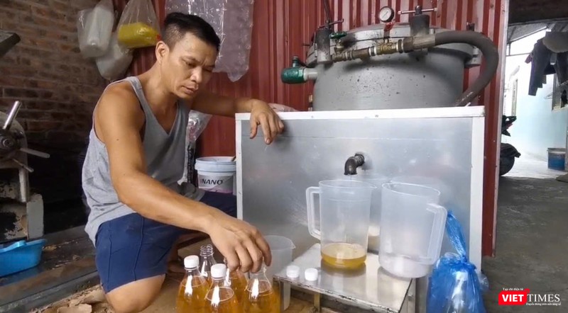 Khách hàng có thể lựa chọn tự mang nguyên liệu đến thuê làm, hoặc mua trực tiếp tại cơ sở của anh Hoà để ép. Ngoài khách quen thường xuyên đến cửa hàng, còn có khách ở các xã lân cận, hoặc từ Lào Cai, Hải Phòng cũng thường xuyên đặt làm, nhờ chuyển phát nhanh. Mỗi lít dầu thành phẩm, anh Hòa lấy tiền công 10.000 đồng. Mỗi ngày làm việc cật lực, anh ép được từ 150 đến 200 lít dầu, thu về hàng triệu đồng. Vt - 9.jpeg