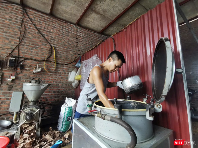 Anh Hòa gắn bó với nghề ép dầu thủ công hơn 10 năm nay. Chiếc máy ép dầu hiện tại được anh đầu tư với giá khoảng 150 triệu đồng, phục vụ nhu cầu ép dầu từ các loại hạt như lạc, vừng, đậu tương cho người dân trong vùng. Theo anh Hòa, những ngày gần đây, lượng khách đến cơ sở tăng đột biến sau khi thông tin lực lượng công an triệt phá đường dây mua bán dầu ăn giả, biến dầu ăn chăn nuôi thành dầu ăn cho người. VT - anh 5.jpeg