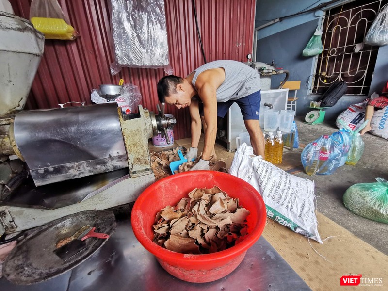 Để dầu ép tự nhiên ngon và thơm, chủ cơ sở nói phải chọn nguyên liệu tỉ mỉ, loại bỏ hạt mốc, hư hỏng... Sau khi ép xong, dầu thô được cho vào máy lọc khí nén để cho ra dầu thành phẩm không lẫn tạp chất. VT - anh 6.jpeg