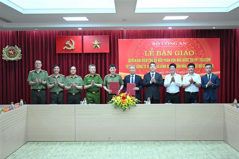 Đại diện Bộ Công an và SCIC ký kết biên bản bàn giao. Ảnh: Bộ Công an. Anh 1.jpg