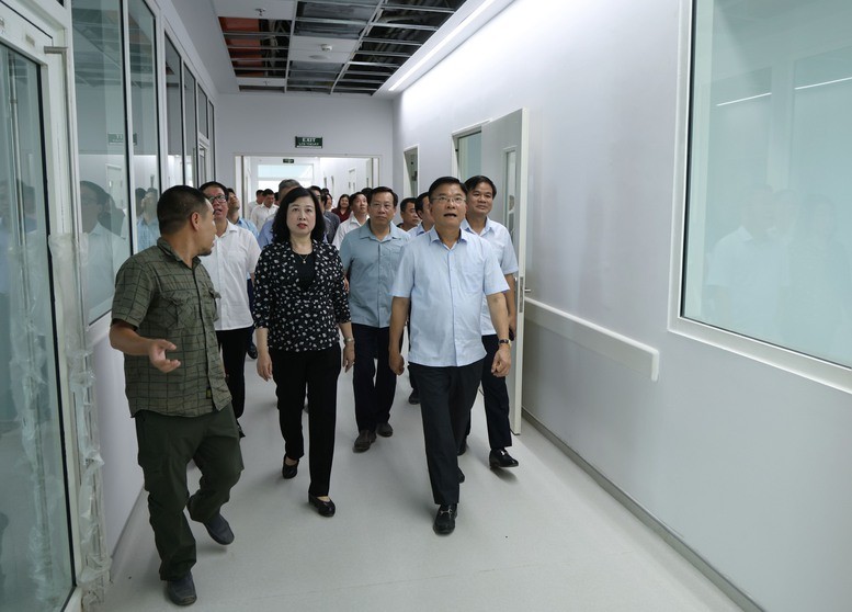 Phó Thủ tướng Lê Thành Long và đoàn công tác kiểm tra dự án cơ sở 2 của Bệnh viện Việt Đức và Bệnh viện Bạch Mai. Ảnh: VGP. Anh 1.jpg