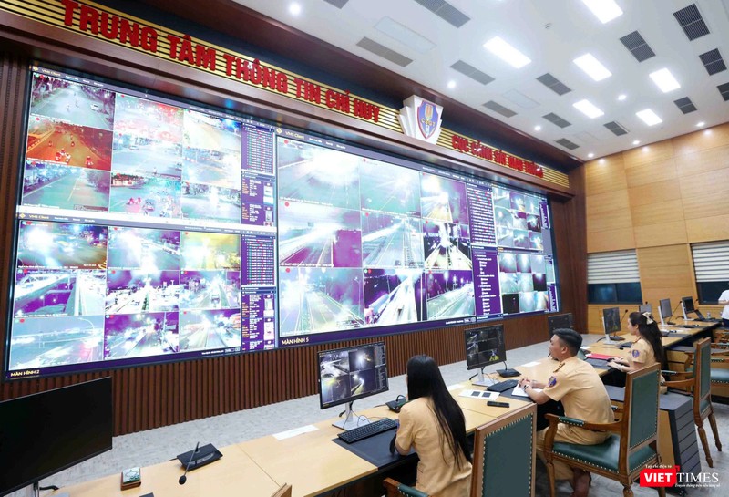 Cán bộ, chiến sĩ Trung tâm thông tin chỉ huy chia làm việc các ca, đảm bảo hoạt động 24/7. VT - 3.jpeg