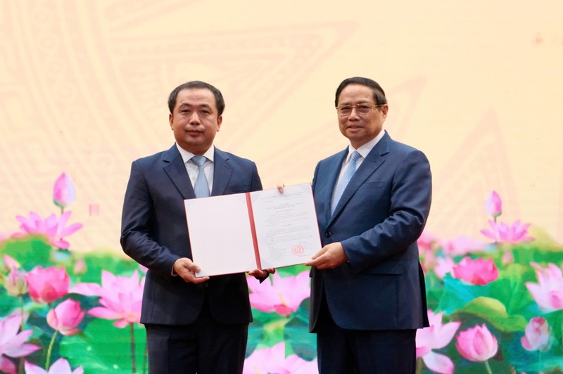 Thủ tướng Phạm Minh Chính trao Quyết định bổ nhiệm Quyền Bộ trưởng Bộ Nông nghiệp và Môi trường cho ông Trần Đức Thắng. Ảnh: TTXVN. Anh 1.jpeg