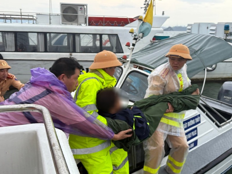 Bé trai 10 tuổi được lực lượng chức năng đưa lên bờ. Ảnh: Cục CSGT. Anh 1.jpg