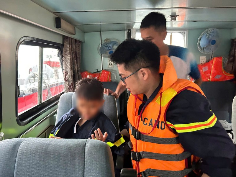 Bé trai được đưa ra trong tình trạng sức khỏe ổn định. Ảnh: Công an tỉnh Quảng Ninh. Anh 2.jpg