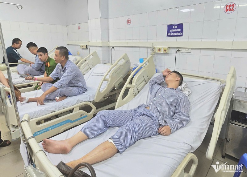 Anh Đinh Đức Hiệp (ngoài cùng) đang nằm tại Bệnh viện Đa khoa tỉnh Quảng Ninh sau cú sốc lớn. Ảnh: Mỹ Dung. Anh 1.jpg