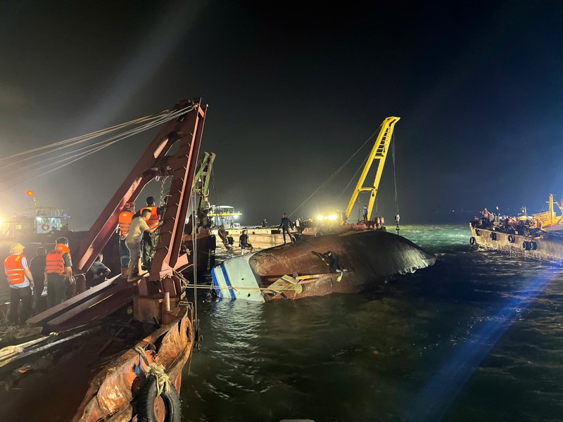 Lực lượng chức năng tìm kiếm cứu nạn. Ảnh: Báo Quảng Ninh. Anh 1.jpg