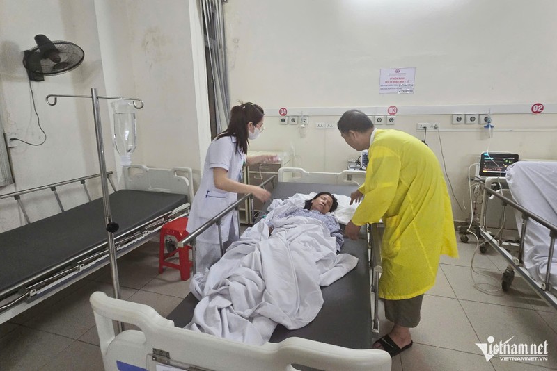 Ông Chiến chăm sóc vợ là bà Bình tại Bệnh viện Đa khoa tỉnh Quảng Ninh. Ảnh: Mỹ Dung. Anh 1.jpg