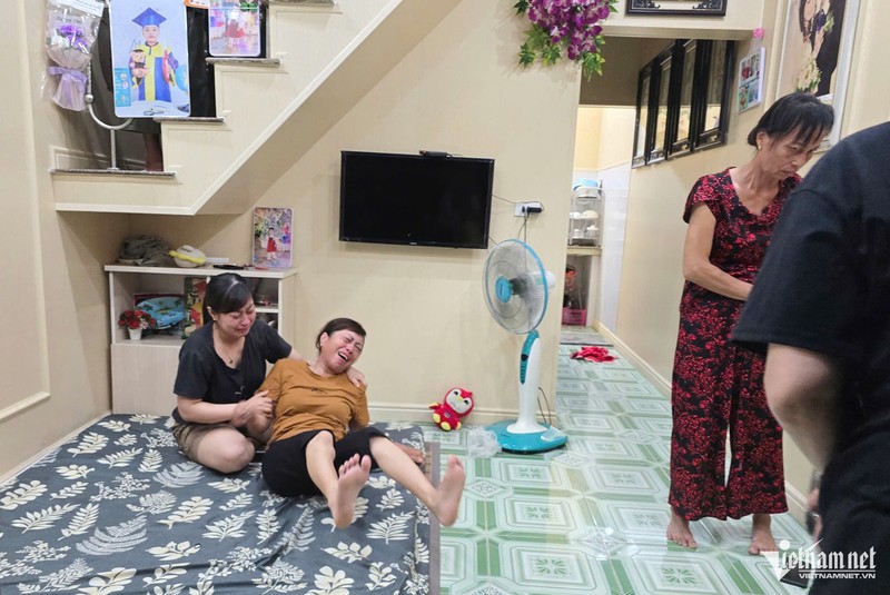 Người thân của nạn nhân đau xót khi nghe tin. Ảnh: Mỹ Dung. Anh 1.jpg