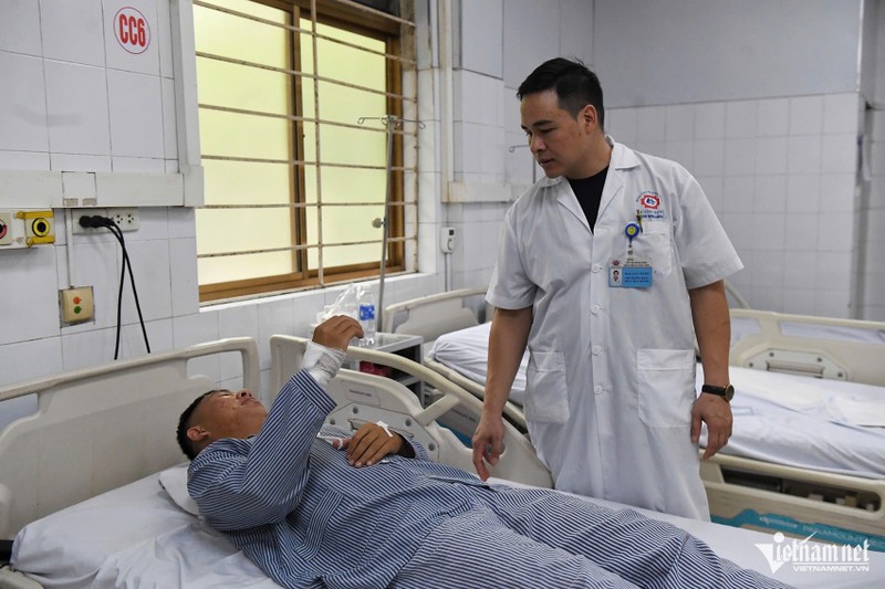 Các bác sĩ khoa chấn thương chỉnh hình kiểm tra sức khỏe cho anh Tú. Ảnh: Thạch Thảo. Anh 1.jpeg