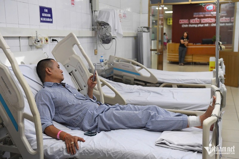 Anh Quân kể về thời điểm tàu du lịch bị lật. Ảnh: Thạch Thảo. Anh 1.jpeg