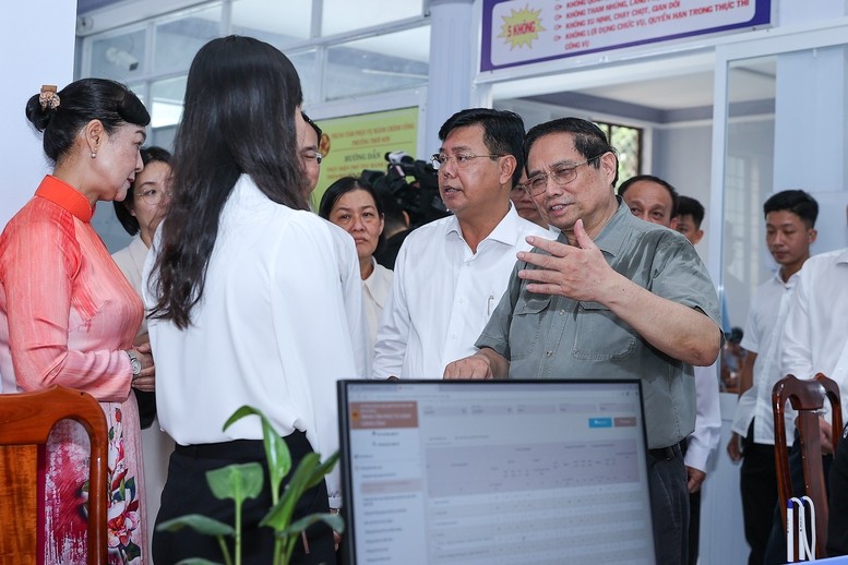 Thủ tướng đánh giá việc vận hành tổ chức bộ máy 2 cấp tại địa phương và hoạt động của các trung tâm phục vụ hành chính công cơ bản suôn sẻ. Ảnh: VGP. Anh 1.jpg