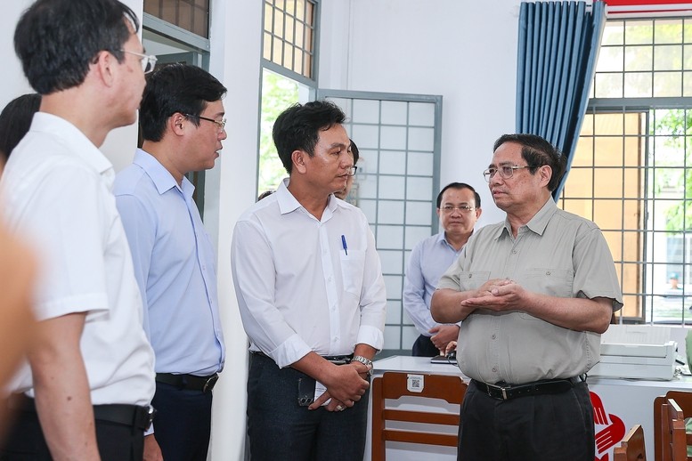 Thủ tướng lưu ý cấp ủy, chính quyền địa tuyệt đối tránh tình trạng cán bộ "hách dịch", người dân phải "nhờ vả". Ảnh: VGP. Anh 1.jpg