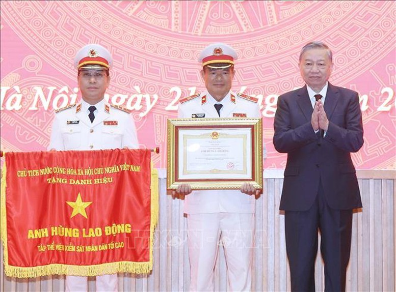 Tổng bí thư trao tặng danh hiệu Anh hùng Lao động tặng tập thể Viện KSND Tối cao. Ảnh: TTXVN. Anh 1.jpg