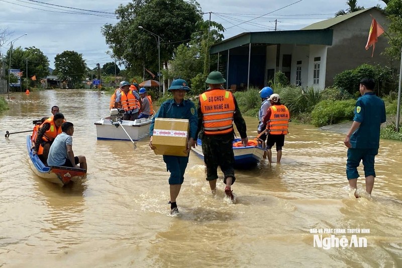 Lực lượng vũ trang tỉnh Nghệ An di dời người, tài sản ra khỏi khu vực bị ngập lụt. Ảnh: Báo Nghệ An. Anh 1.jpg