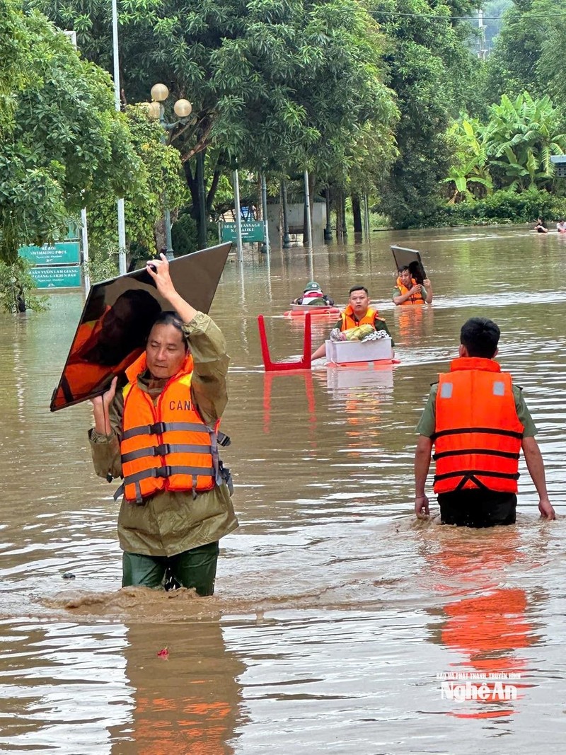 Công an tỉnh Nghệ An huy động hàng trăm cán bộ chiến sỹ trực tiếp xuống các xã Mường Xén, Nậm Cắn, Na Loi, Keng Đu, Hữu Kiệm, Chiêu Lưu (huyện Kỳ Sơn cũ); xã Tương Dương, Yên Hòa, Nhôn Mai (huyện Tương Dương cũ); xã Con Cuông (huyện Con Cuông cũ) để hỗ trợ người dân sơ tán, di dời tài sản, ứng phó với thiên tai. Ảnh: Báo Nghệ An. Anh 1.jpg