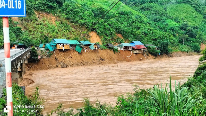 Theo báo Nghệ An, thống kê sơ bộ cho thấy tại xã Mỹ Lý có khoảng 150 ngôi nhà đã bị lũ nhấn chìm, cuốn trôi, hơn 200 nhà ngập sâu. Cầu treo qua bản Yên Hoà, xã Mỹ Lý đã bị lũ cuốn trong đêm. Tổng thiệt hại ước tính gần 30 tỷ đồng. Ảnh: Báo Nghệ An. Anh 1.jpg