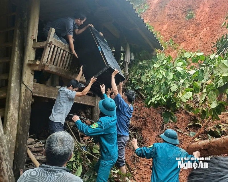 Theo báo Nghệ An, số liệu thiệt hại thống kê chưa đầy đủ do nhiều địa phương, đơn vị đang bị cô lập, mất điện, mất liên lạc, chưa báo cáo được. Bước đầu ghi nhận trên địa bàn tỉnh có 3 người tử vong, 1 người mất tích, 4 người bị thương, 417 nhà bị thiệt hại, 3.237 nhà bị ngập nước. Các xã đã di dời hàng ngàn hộ dân đến nơi trú tránh an toàn. Đến nay, nhiều xã đang bị cô lập, chia cắt và mất điện hoàn toàn, như: Tương Dương 21 thôn, bản; Tam Quang 29 hộ; Mường Xén 9 khối và hàng trăm hộ dân tại các xã: Châu Khê, Hữu Khuông, Keng Đu, Mỹ Lý, Hữu Kiệm, Bắc Lý, Mường Típ, Nhôn Mai, Tam Quang, Con Cuông. Ảnh: Báo Nghệ An. Anh 1.jpg