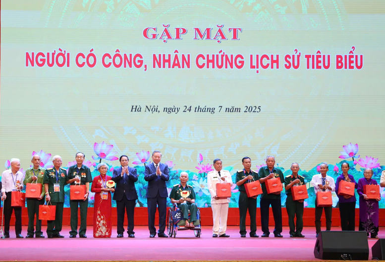 Tổng bí thư Tô Lâm, Thủ tướng Phạm Minh Chính tặng quà người có công, nhân chứng lịch sử tiêu biểu. Ảnh: VGP. Anh 1.png