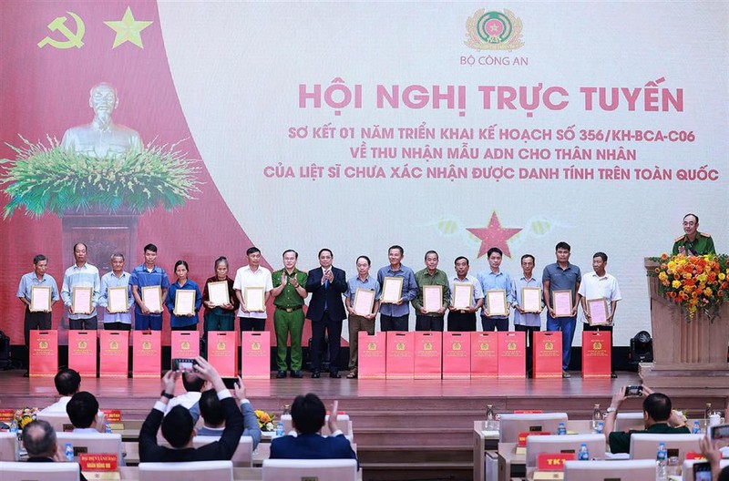 Thủ tướng Phạm Minh Chính và Thứ trưởng Bộ Công an Nguyễn Văn Long trao kết quả danh tính liệt sĩ. Ảnh: Bộ Công an. Anh 1.jpg