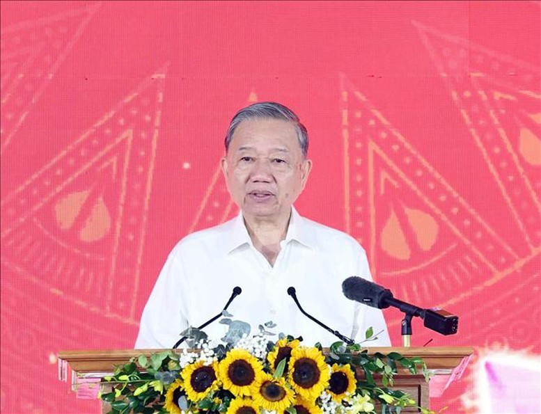 Tổng bí thư Tô Lâm phát biểu tại lễ khởi công xây dựng trường liên cấp Si Pa Phìn. Ảnh: TTXVN. Anh 1.jpg
