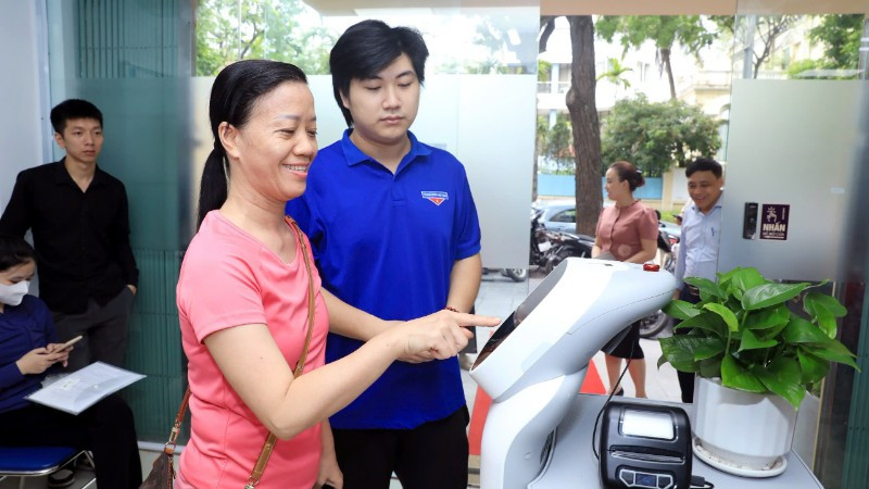Hà Nội đưa robot lễ tân vào hành chính công thay thế nhân viên. Ảnh: Lê Trang. Anh 1.png