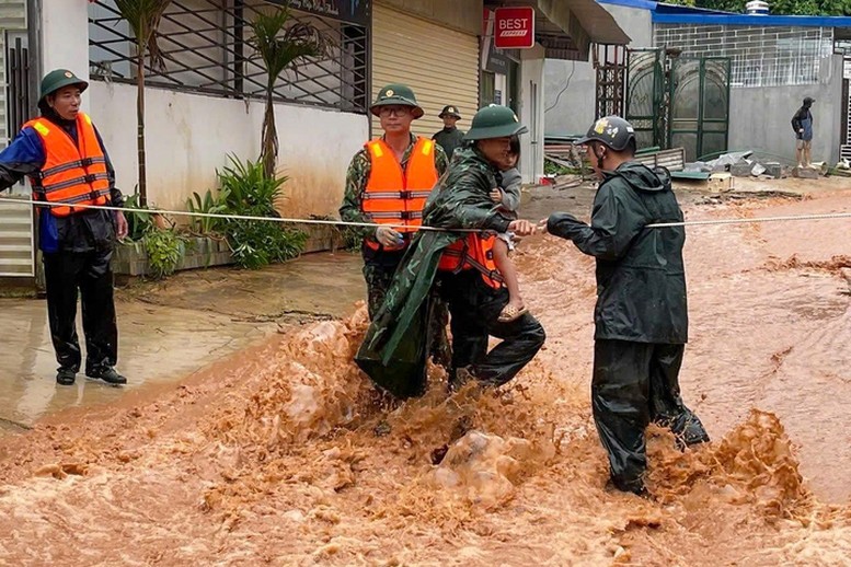 Lực lượng chức năng đưa người dân ra khỏi vùng nguy hiểm. Ảnh: VGP. Anh 1.jpg