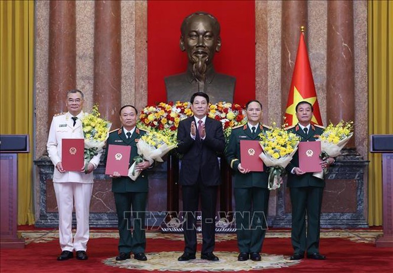 Chủ tịch nước Lương Cường trao các quyết định thăng cấp bậc hàm từ trung tướng lên thượng tướng với 4 tướng lĩnh. Anh 1.jpg