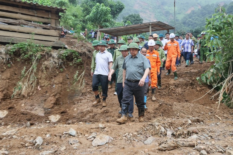 Thủ tướng đến bản Háng Pú Xi, xã Xa Dung, tỉnh Điện Biên - nơi có 17 hộ dân, 80 khẩu bị mất toàn bộ nhà cửa. Ảnh: VGP. Anh 1.jpg