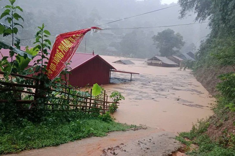 Nước lũ dâng gây ngập nhiều nhà cửa tại Điện Biên. Anh 1.jpeg