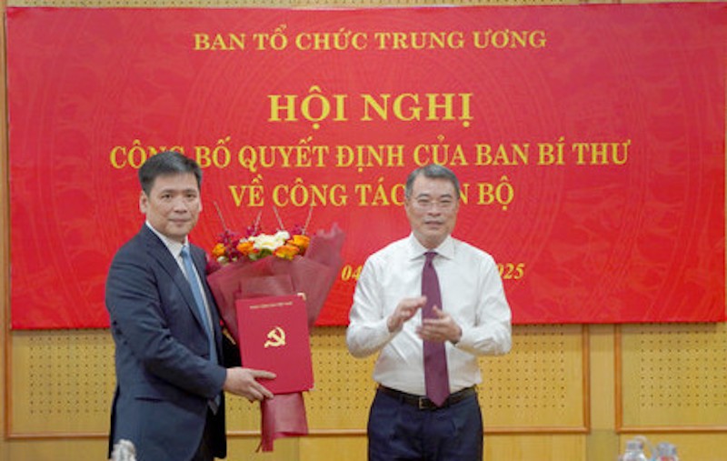 Trưởng Ban Tổ chức Trung ương Lê Minh Hưng đã trao quyết định của Ban Bí thư và tặng hoa chúc mừng ông Nguyễn Thanh Bình. Ảnh: Báo Nhân Dân Anh 1.jpg