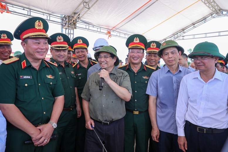 Thủ tướng trao đổi với các đơn vị liên quan khi kiểm tra tiến độ dự án cầu Phong Châu. Ảnh: VGP. Anh 1.jpg