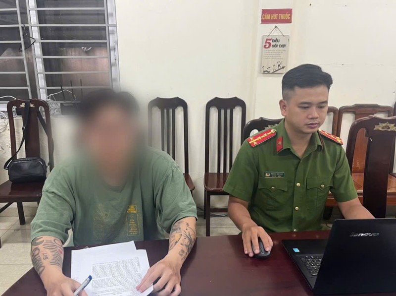 Anh T tại cơ quan công an. Ảnh: Công an cung cấp. Anh 1.jpeg